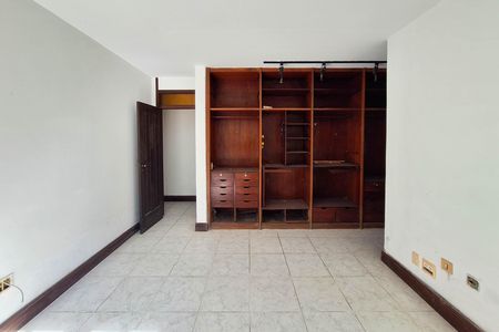 Casa de condomínio à venda com 550m², 4 quartos e 3 vagas Casa de condomínio à venda com 550m², 4 quartos e 3 vagasSuíte 2