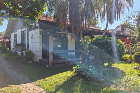 Casa de condomínio à venda com 550m², 4 quartos e 3 vagas Casa de condomínio à venda com 550m², 4 quartos e 3 vagasFachada