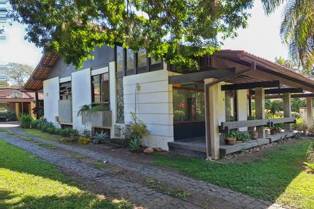 Casa de condomínio à venda com 550m², 4 quartos e 3 vagas Casa de condomínio à venda com 550m², 4 quartos e 3 vagasFachada
