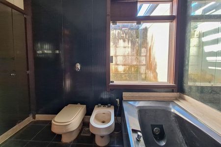 Casa de condomínio à venda com 550m², 4 quartos e 3 vagas Casa de condomínio à venda com 550m², 4 quartos e 3 vagasBanheiro da Suíte 2