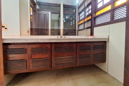 Casa de condomínio à venda com 550m², 4 quartos e 3 vagas Casa de condomínio à venda com 550m², 4 quartos e 3 vagasBanheiro 1