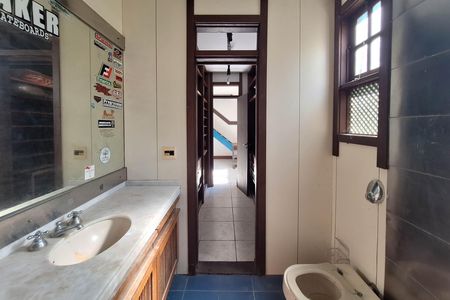 Casa de condomínio à venda com 550m², 4 quartos e 3 vagas Casa de condomínio à venda com 550m², 4 quartos e 3 vagasBanheiro da Suíte 1