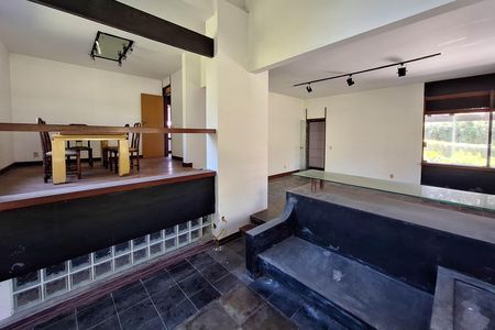 Casa de condomínio à venda com 550m², 4 quartos e 3 vagas Casa de condomínio à venda com 550m², 4 quartos e 3 vagasSala 1