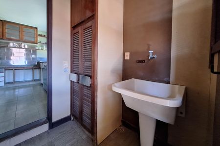 Casa de condomínio à venda com 550m², 4 quartos e 3 vagas Casa de condomínio à venda com 550m², 4 quartos e 3 vagasÁrea de Serviço