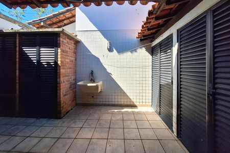 Casa de condomínio à venda com 550m², 4 quartos e 3 vagas Casa de condomínio à venda com 550m², 4 quartos e 3 vagasLavanderia