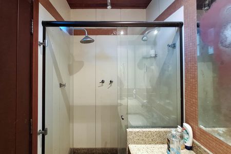 Casa de condomínio à venda com 550m², 4 quartos e 3 vagas Casa de condomínio à venda com 550m², 4 quartos e 3 vagasBanheiro 2