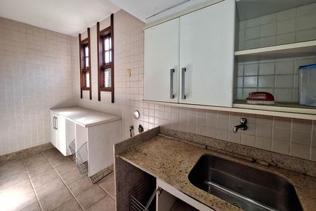 Casa de condomínio à venda com 550m², 4 quartos e 3 vagas Casa de condomínio à venda com 550m², 4 quartos e 3 vagasLavanderia