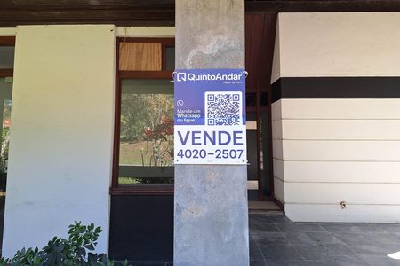 Casa de condomínio à venda com 550m², 4 quartos e 3 vagas Casa de condomínio à venda com 550m², 4 quartos e 3 vagasplaca