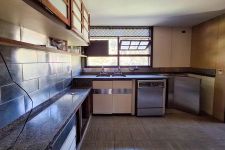 Casa de condomínio à venda com 550m², 4 quartos e 3 vagas Casa de condomínio à venda com 550m², 4 quartos e 3 vagasCozinha