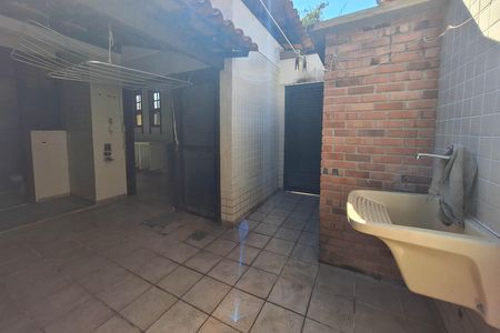 Casa de condomínio à venda com 550m², 4 quartos e 3 vagas Casa de condomínio à venda com 550m², 4 quartos e 3 vagasLavanderia