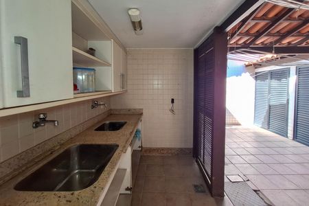 Casa de condomínio à venda com 550m², 4 quartos e 3 vagas Casa de condomínio à venda com 550m², 4 quartos e 3 vagasLavanderia