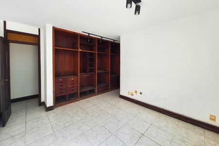 Casa de condomínio à venda com 550m², 4 quartos e 3 vagas Casa de condomínio à venda com 550m², 4 quartos e 3 vagasSuíte 2