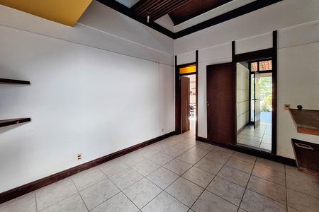 Casa de condomínio à venda com 550m², 4 quartos e 3 vagas Casa de condomínio à venda com 550m², 4 quartos e 3 vagasSala 2