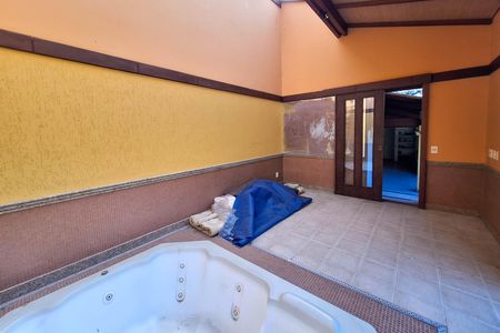 Casa de condomínio à venda com 550m², 4 quartos e 3 vagas Casa de condomínio à venda com 550m², 4 quartos e 3 vagasQuintal