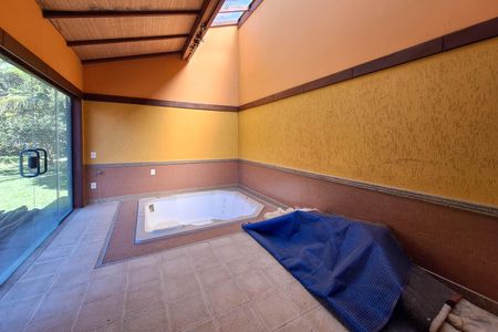 Casa de condomínio à venda com 550m², 4 quartos e 3 vagas Casa de condomínio à venda com 550m², 4 quartos e 3 vagasQuintal