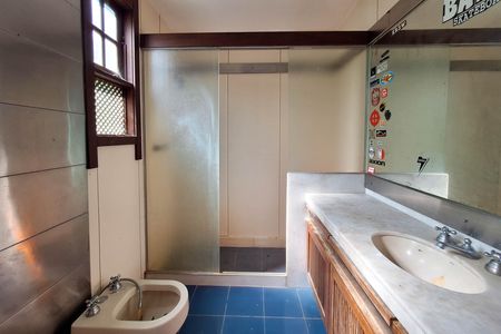 Casa de condomínio à venda com 550m², 4 quartos e 3 vagas Casa de condomínio à venda com 550m², 4 quartos e 3 vagasBanheiro da Suíte 1