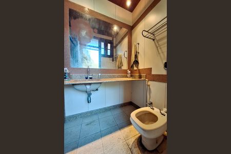 Casa de condomínio à venda com 550m², 4 quartos e 3 vagas Casa de condomínio à venda com 550m², 4 quartos e 3 vagasBanheiro 2