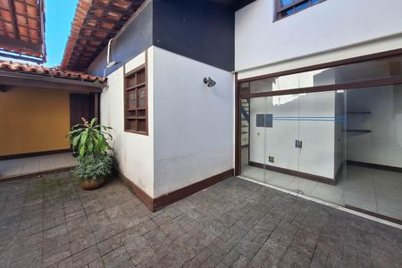 Casa de condomínio à venda com 550m², 4 quartos e 3 vagas Casa de condomínio à venda com 550m², 4 quartos e 3 vagasQuintal