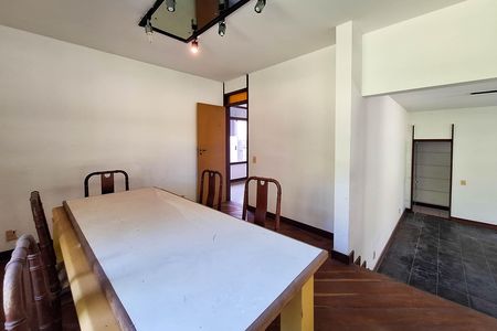 Casa de condomínio à venda com 550m², 4 quartos e 3 vagas Casa de condomínio à venda com 550m², 4 quartos e 3 vagasSala 1