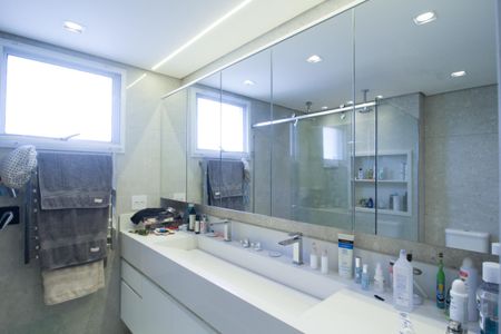 Apartamento à venda com 187m², 3 quartos e 3 vagas Apartamento à venda com 187m², 3 quartos e 3 vagasBanheiro da Suíte 1