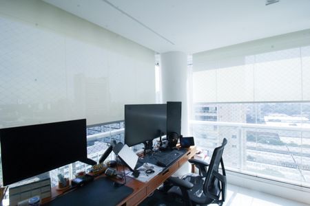 Apartamento à venda com 187m², 3 quartos e 3 vagas Apartamento à venda com 187m², 3 quartos e 3 vagasEscritório