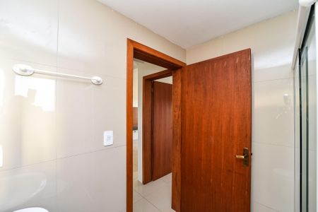 Banheiro de apartamento para alugar com 2 quartos, 57m² em Vila Jardim, Porto Alegre