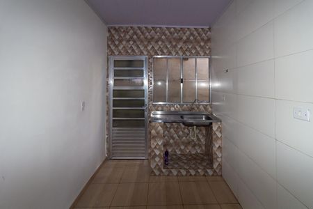 Cozinha de casa para alugar com 1 quarto, 35m² em Jardim das Rosas (zona Leste I), São Paulo
