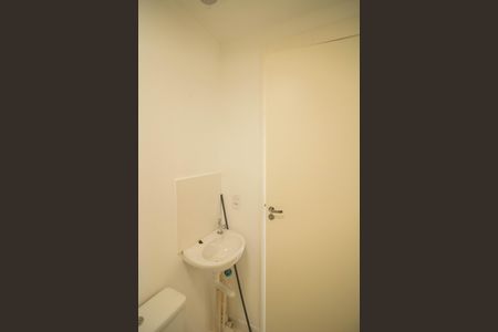Banheiro social de kitnet/studio para alugar com 1 quarto, 17m² em Casa Verde Alta, São Paulo