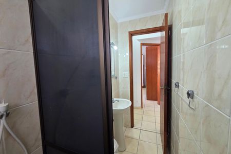Banheiro de apartamento para alugar com 1 quarto, 43m² em Guilhermina, Praia Grande