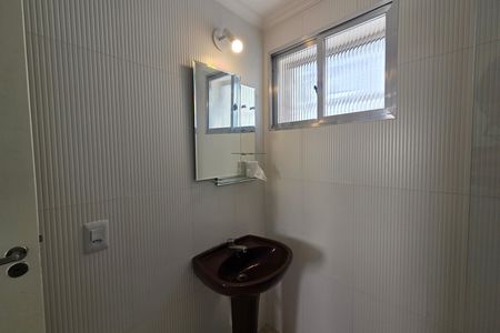 Banheiro de apartamento para alugar com 2 quartos, 65m² em Guilhermina, Praia Grande
