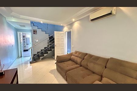 Sala de casa à venda com 3 quartos, 154m² em Jardim Santa Cecilia, Guarulhos