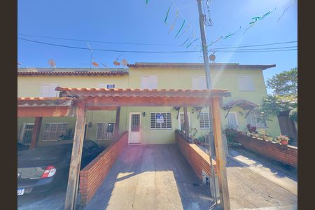 Placa instalada na fachada do imóvel de casa de condomínio à venda com 2 quartos, 119m² em Jardim Adriana, Guarulhos