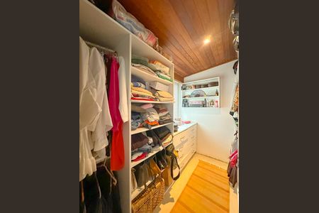 Casa para alugar com 257m², 3 quartos e 4 vagasCloset da suíte