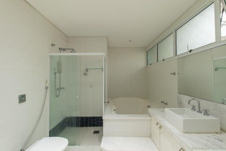 Casa para alugar com 316m², 4 quartos e 3 vagasBanheiro da Suíte 1