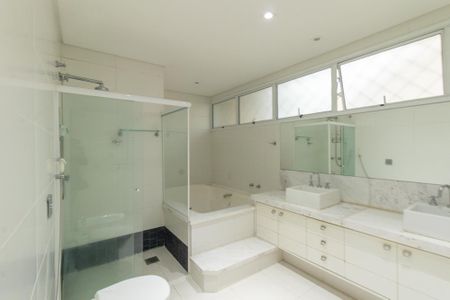 Casa para alugar com 316m², 4 quartos e 3 vagasBanheiro da Suíte 1