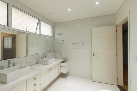 Casa para alugar com 316m², 4 quartos e 3 vagasBanheiro da Suíte 1