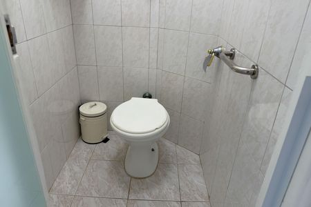 Banheiro de serviço de apartamento para alugar com 3 quartos, 119m² em Boqueirão, Santos