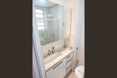 Banheiro de apartamento para alugar com 1 quarto, 24m² em Boqueirão, Santos