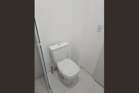 Banheiro de casa de condomínio para alugar com 2 quartos, 50m² em Jardim dos Pereiras (Caucaia do Alto), Cotia