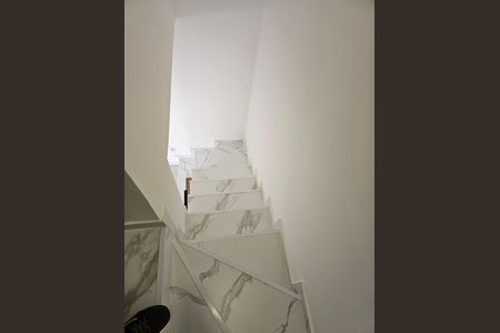 Casa de condomínio para alugar com 50m², 2 quartos e 1 vaga Casa de condomínio para alugar com 50m², 2 quartos e 1 vagaEscada