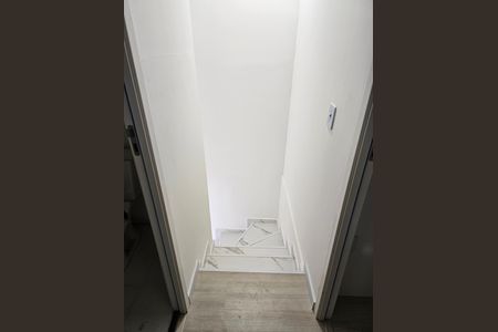 Casa de condomínio para alugar com 50m², 2 quartos e 1 vaga Casa de condomínio para alugar com 50m², 2 quartos e 1 vagaEscada
