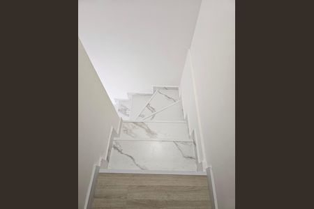 Casa de condomínio para alugar com 50m², 2 quartos e 1 vaga Casa de condomínio para alugar com 50m², 2 quartos e 1 vagaEscada