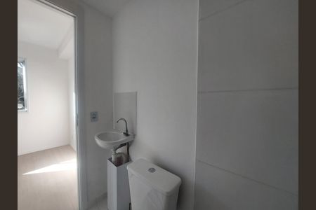 Banheiro de kitnet/studio para alugar com 1 quarto, 17m² em Campo Grande, São Paulo