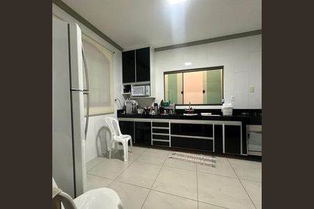 Cozinha de casa para alugar com 2 quartos, 250m² em Planalto, Belo Horizonte