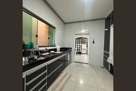 Cozinha de casa para alugar com 2 quartos, 250m² em Planalto, Belo Horizonte