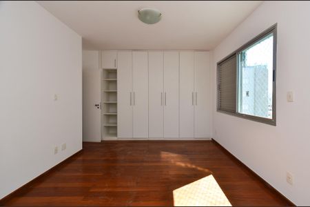 Apartamento para alugar com 132m², 4 quartos e 2 vagas Apartamento para alugar com 132m², 4 quartos e 2 vagasSuíte
