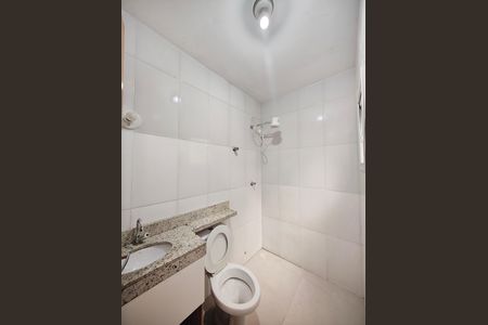 Banheiro de kitnet/studio para alugar com 1 quarto, 28m² em Vila Mazzei, São Paulo
