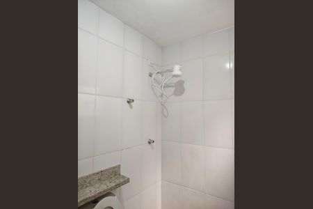 Banheiro de kitnet/studio para alugar com 1 quarto, 28m² em Vila Mazzei, São Paulo