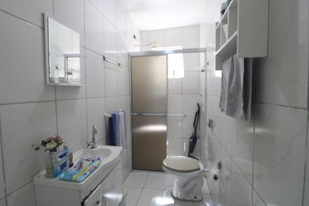 Banheiro comum de casa à venda com 2 quartos, 130m² em Jardim Edilene, São Paulo
