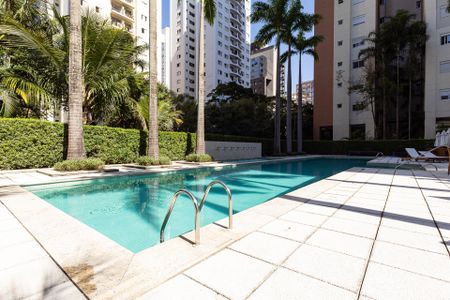 Apartamento à venda com 126m², 3 quartos e 3 vagas Apartamento à venda com 126m², 3 quartos e 3 vagasÁrea comum - Piscina